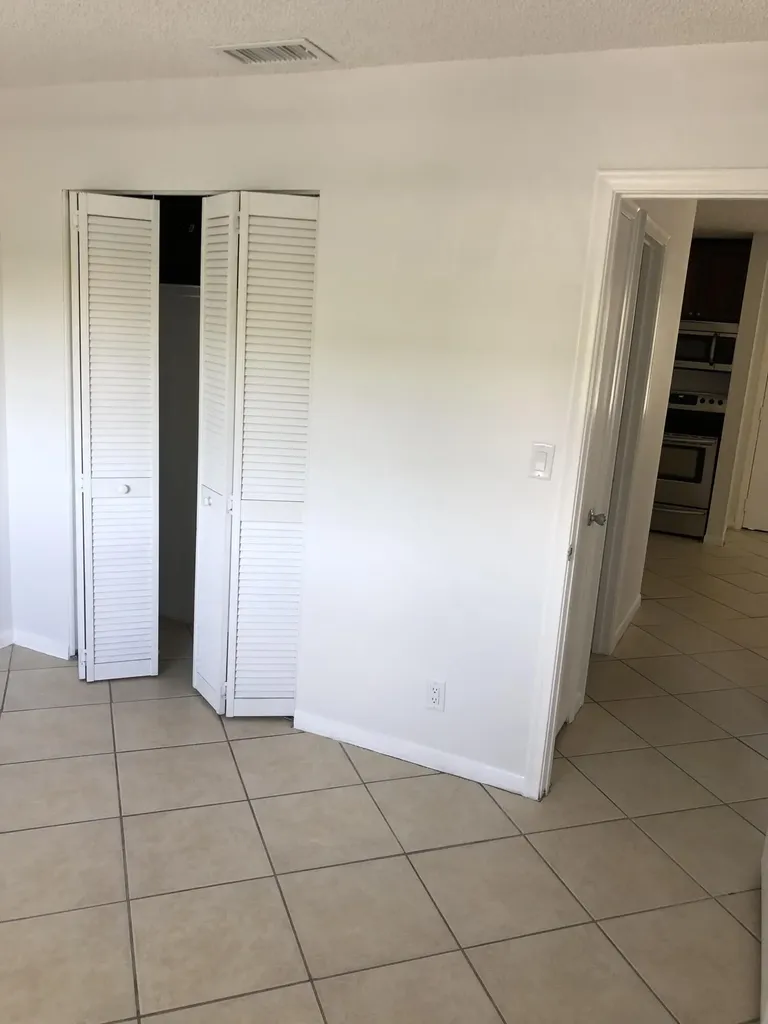 5192 NE 6th Avenue Oakland Park FL 33334