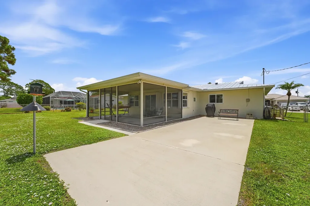 409 SE Gasparilla Avenue Port St Lucie FL 34983