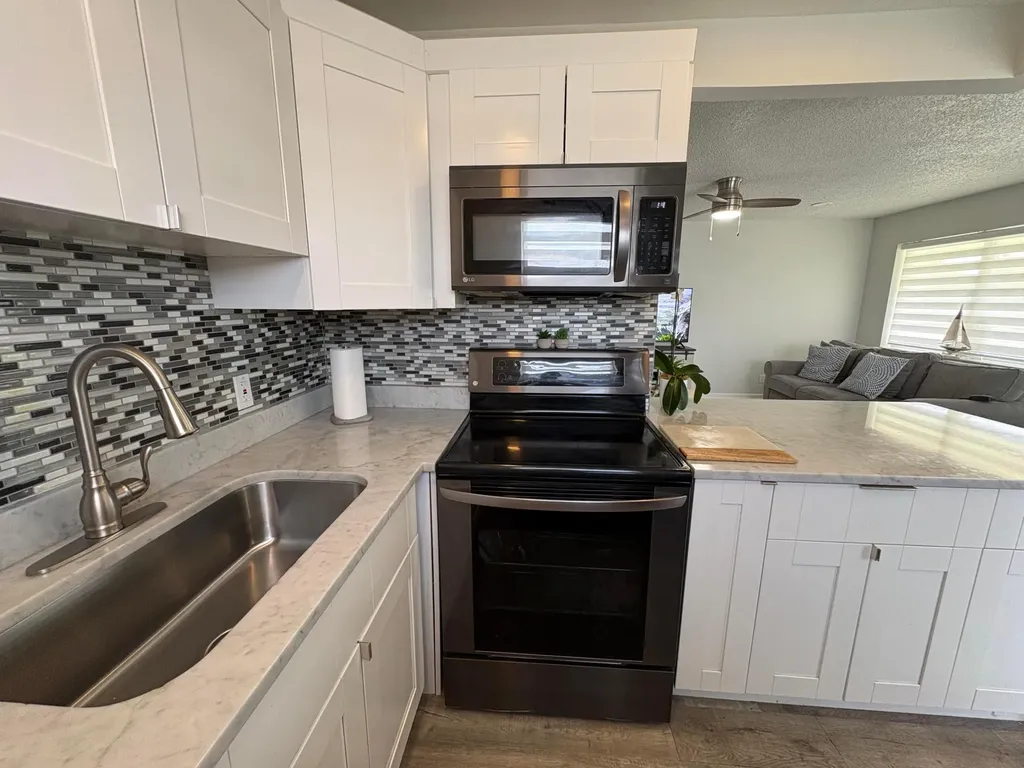 277 Chatham N West Palm Beach FL 33417