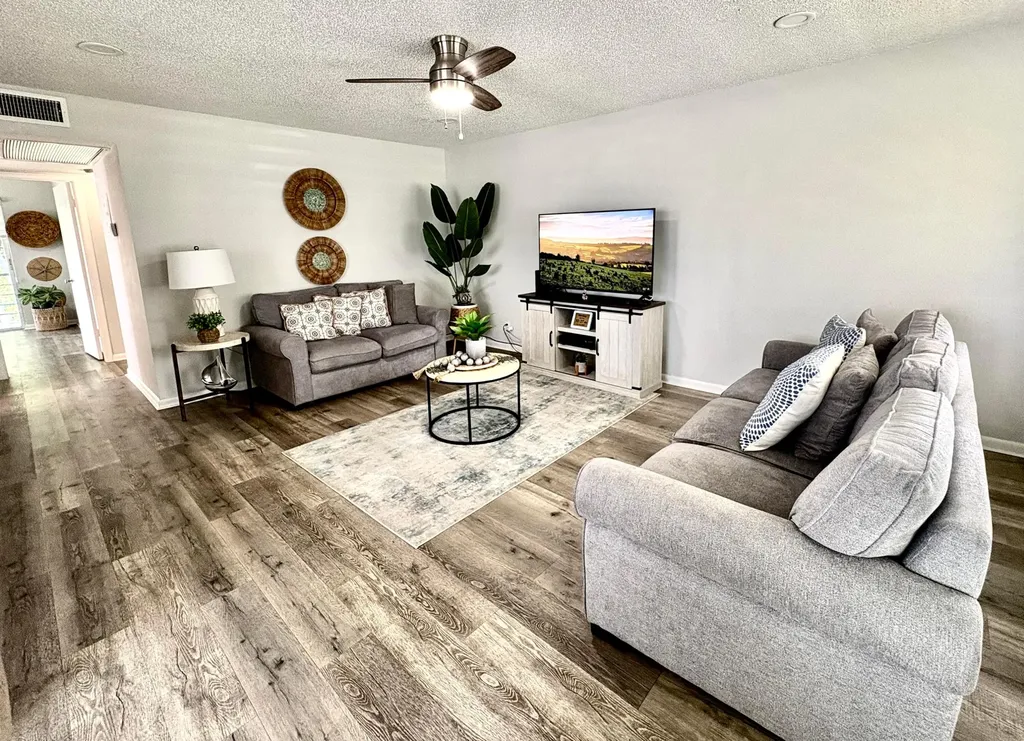 277 Chatham N West Palm Beach FL 33417