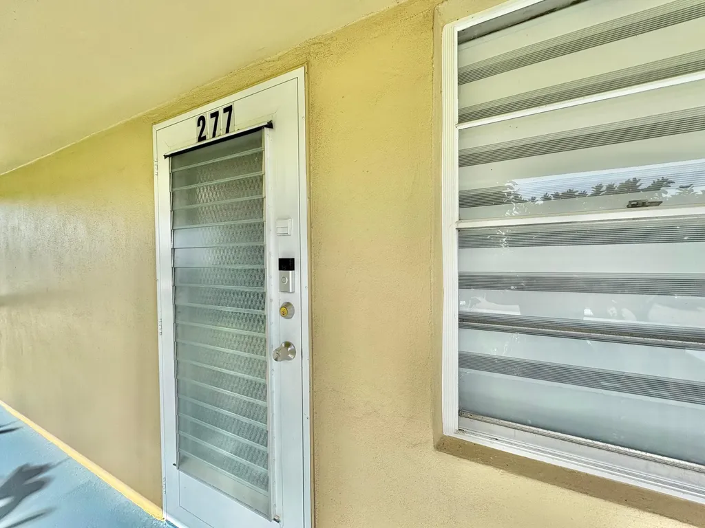 277 Chatham N West Palm Beach FL 33417