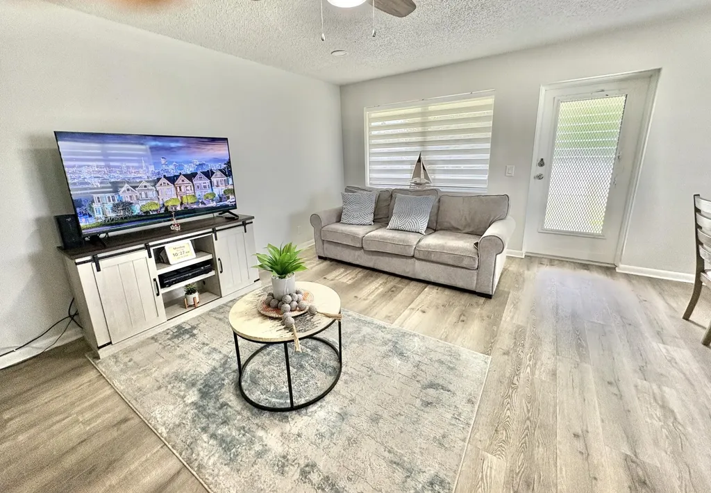 277 Chatham N West Palm Beach FL 33417