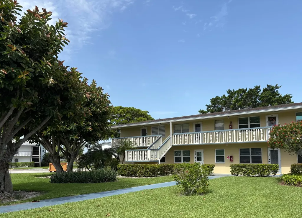 277 Chatham N West Palm Beach FL 33417