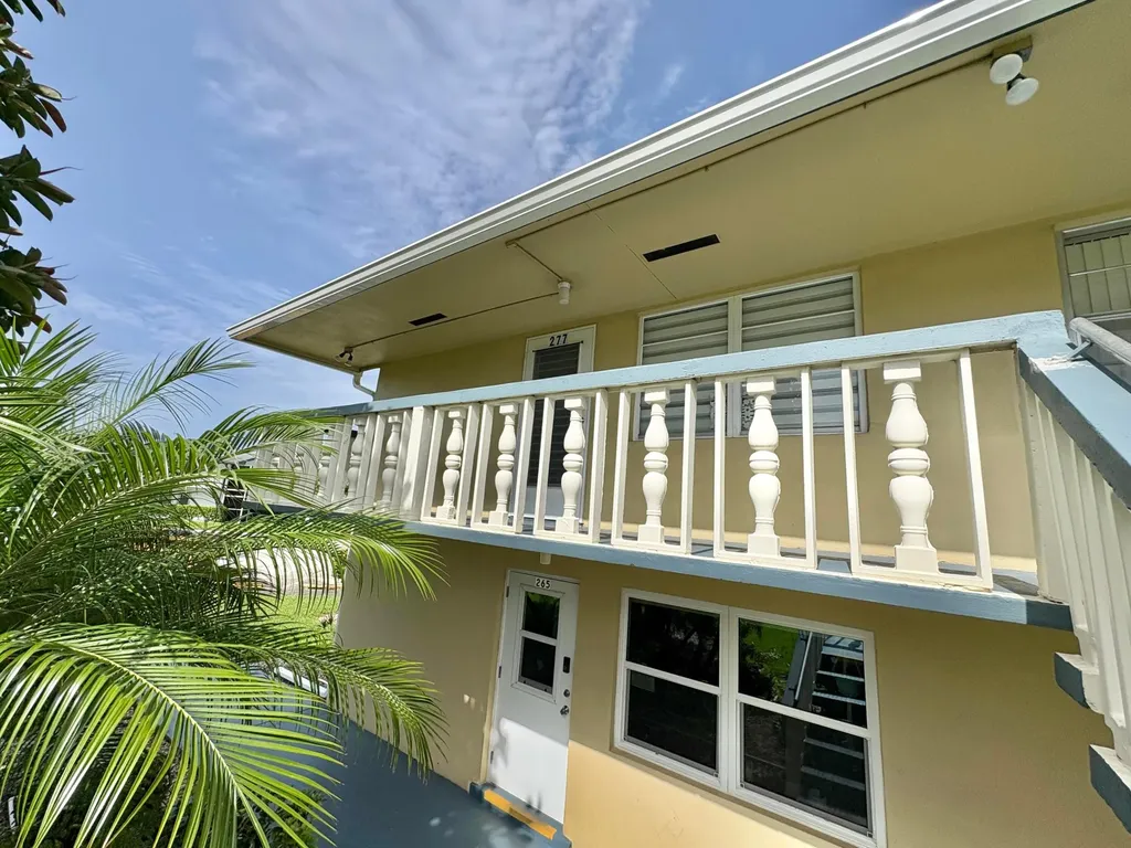 277 Chatham N West Palm Beach FL 33417