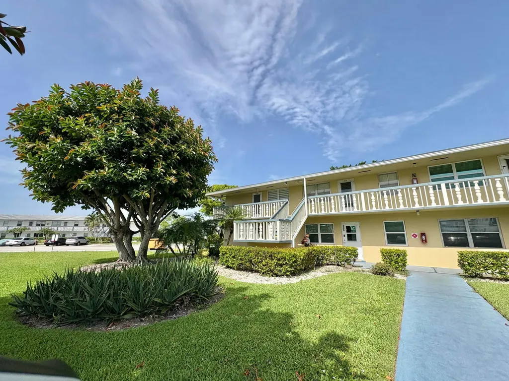 277 Chatham N West Palm Beach FL 33417