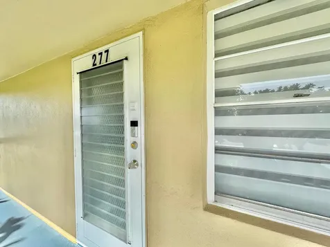 277 Chatham N West Palm Beach FL 33417