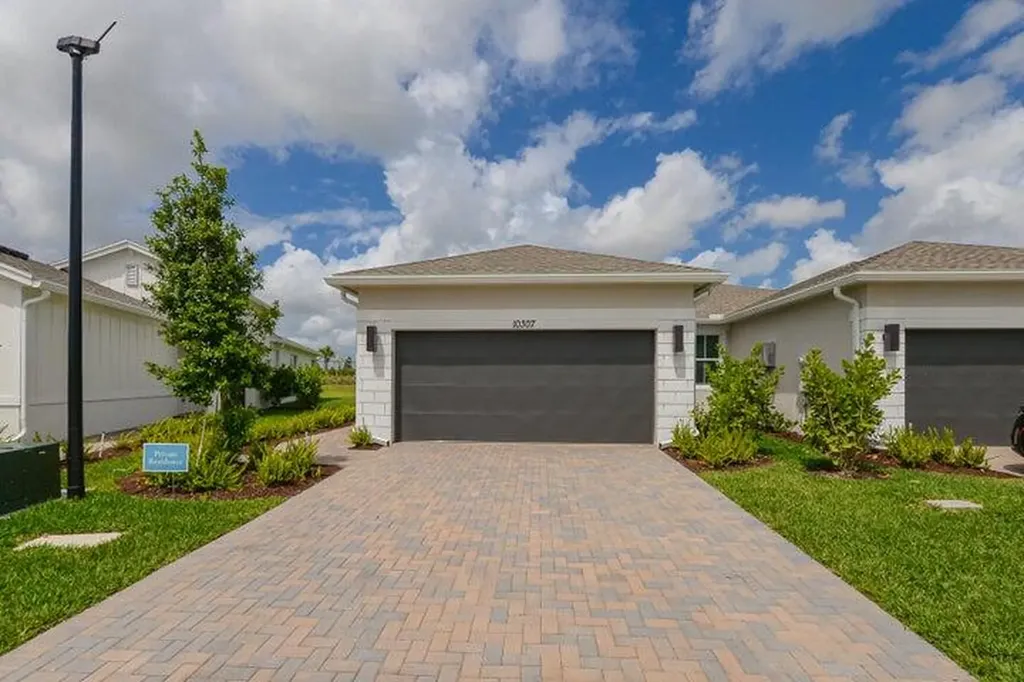 10307 NW Dreamweaver Road Port St Lucie FL 34987