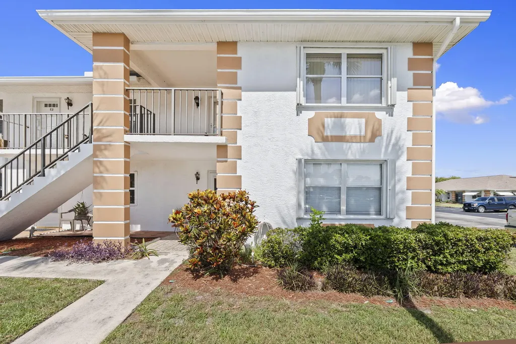 533 S Lakes End Drive Fort Pierce FL 34982
