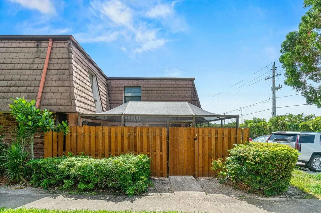 7633 Courtyard Run W Boca Raton FL 33433