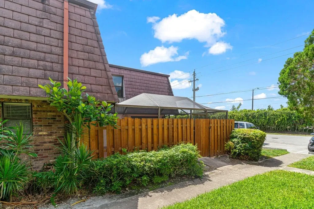 7633 Courtyard Run W Boca Raton FL 33433