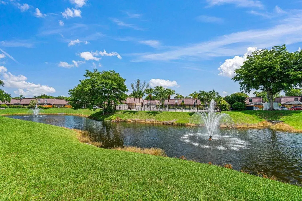 7633 Courtyard Run W Boca Raton FL 33433