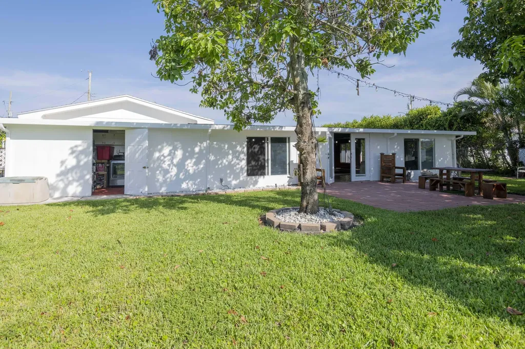 7951 W Lake Drive Lake Clarke Shores FL 33406