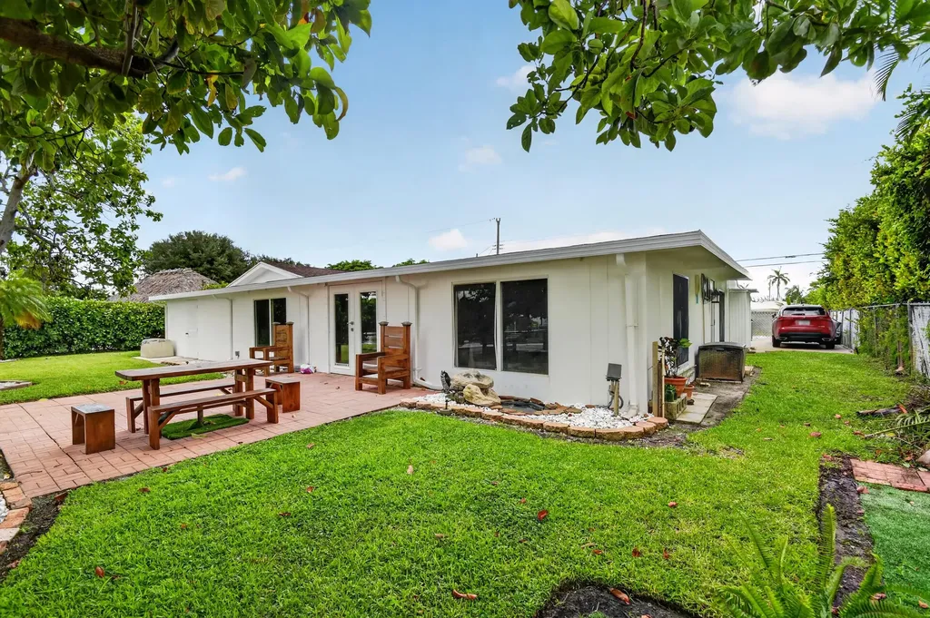 7951 W Lake Drive Lake Clarke Shores FL 33406