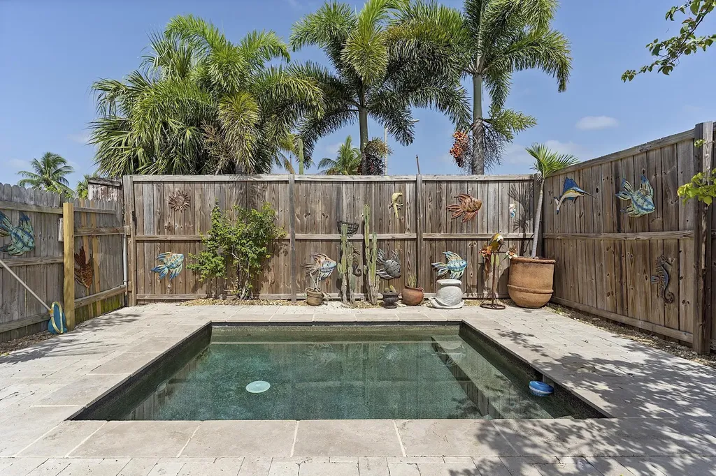 615 7th Avenue N Lake Worth FL 33460