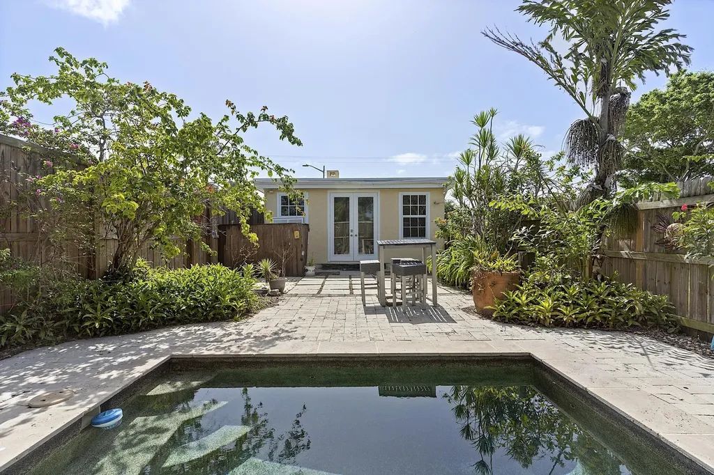 615 7th Avenue N Lake Worth FL 33460