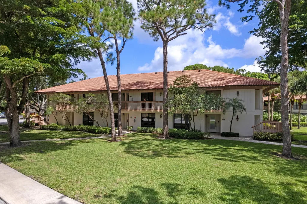 200 Brackenwood Terrace Palm Beach Gardens FL 33418