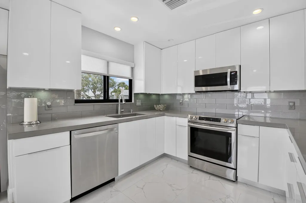 7665 Glendevon Lane Delray Beach FL 33446