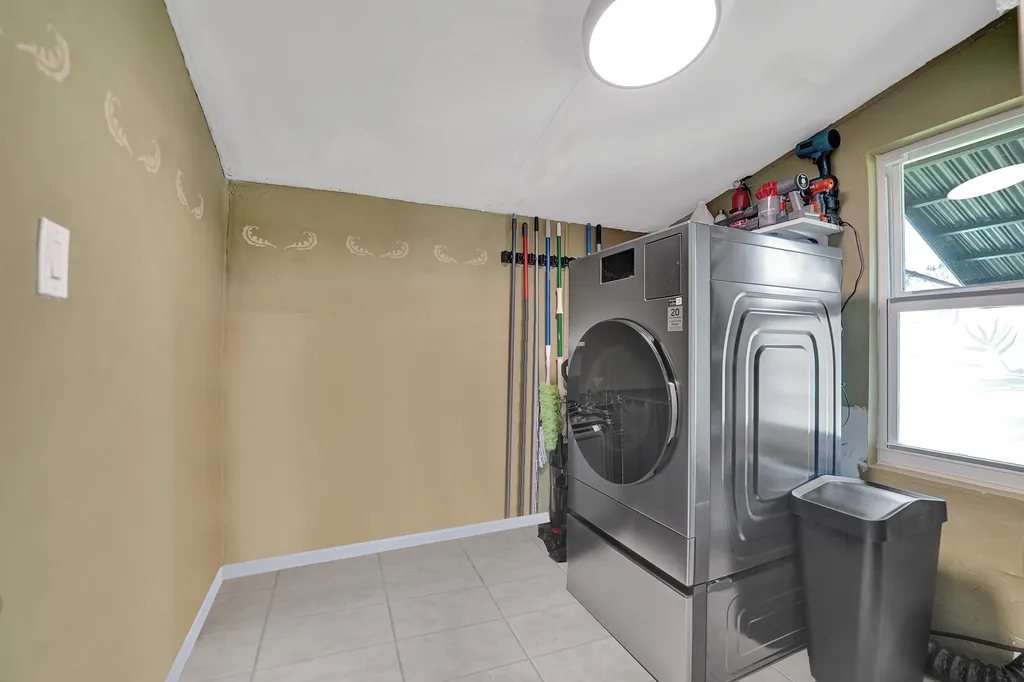 5940 NE 2nd Avenue Oakland Park FL 33334