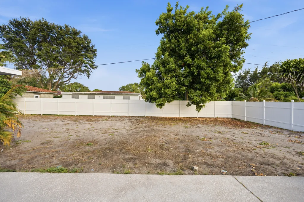 434 Australian Circle Lake Park FL 33403