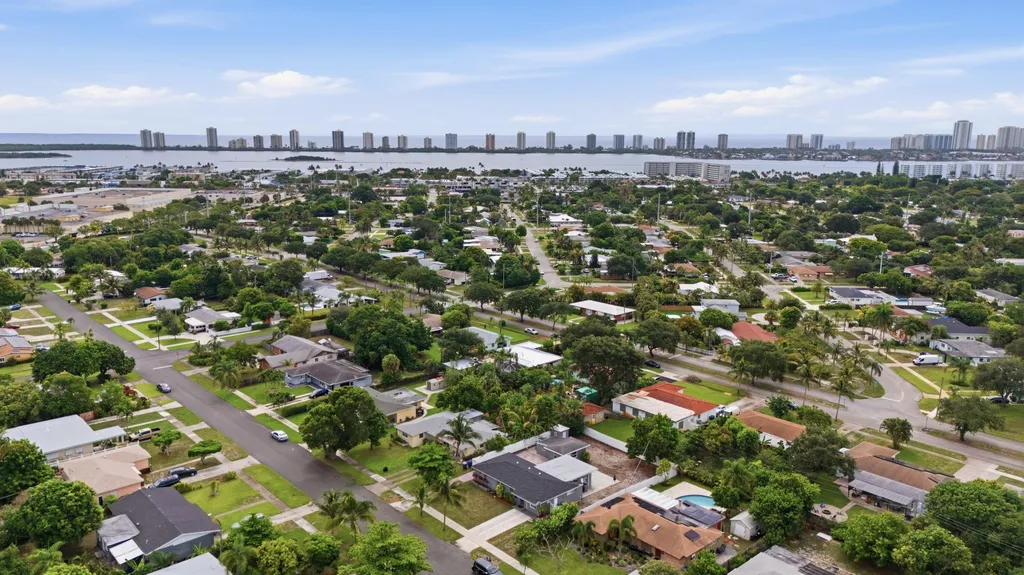434 Australian Circle Lake Park FL 33403