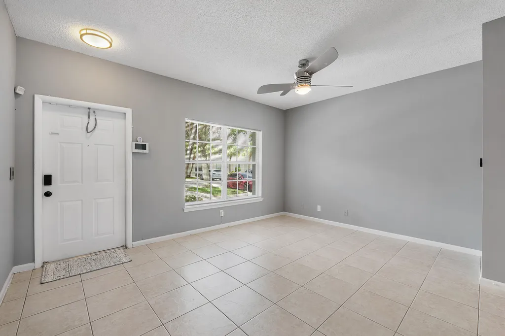 9905 NW 57th Manor Coral Springs FL 33076