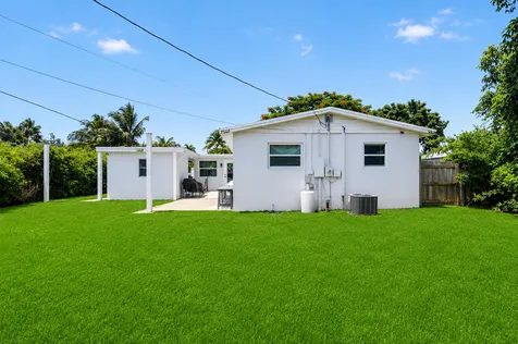 1446 W Perry Street Lantana FL 33462