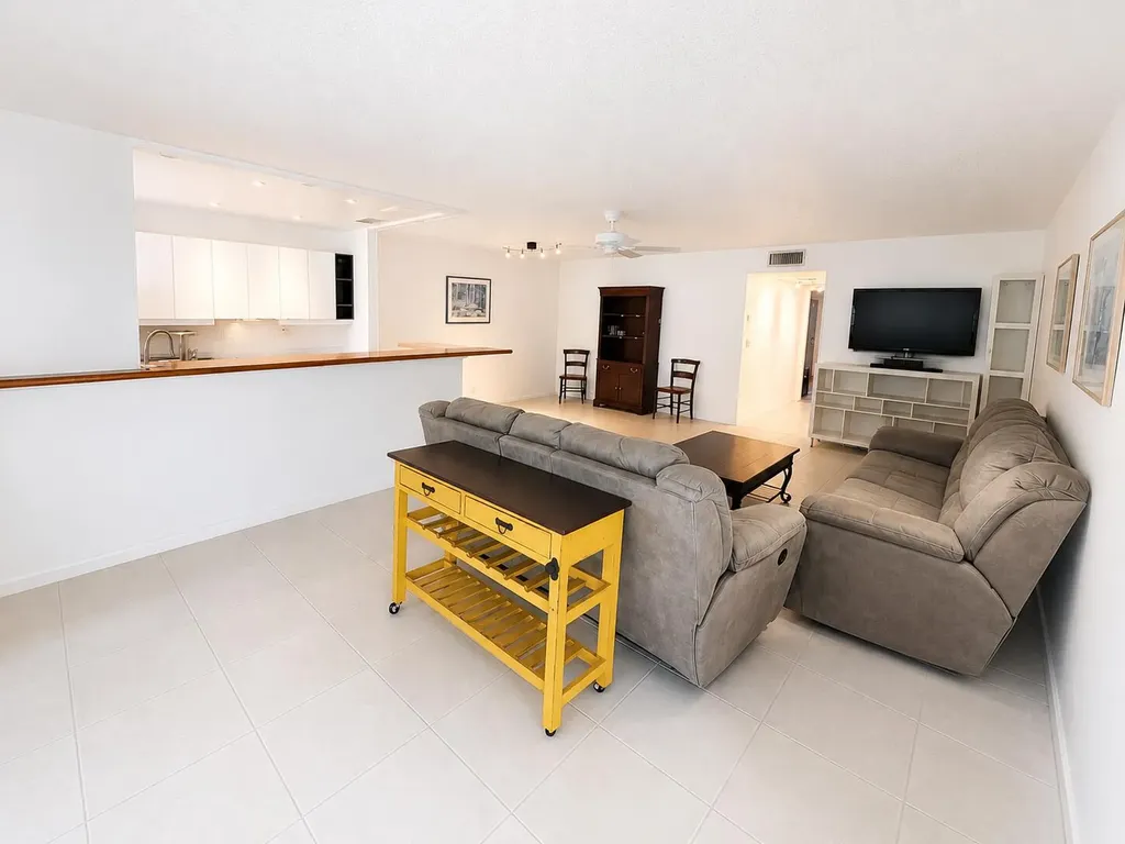 1207 S Drive Way Delray Beach FL 33445