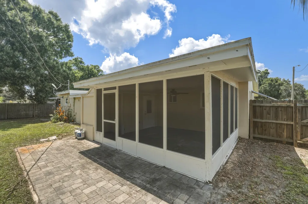 1956 SW 1st Place SW Vero Beach FL 32962