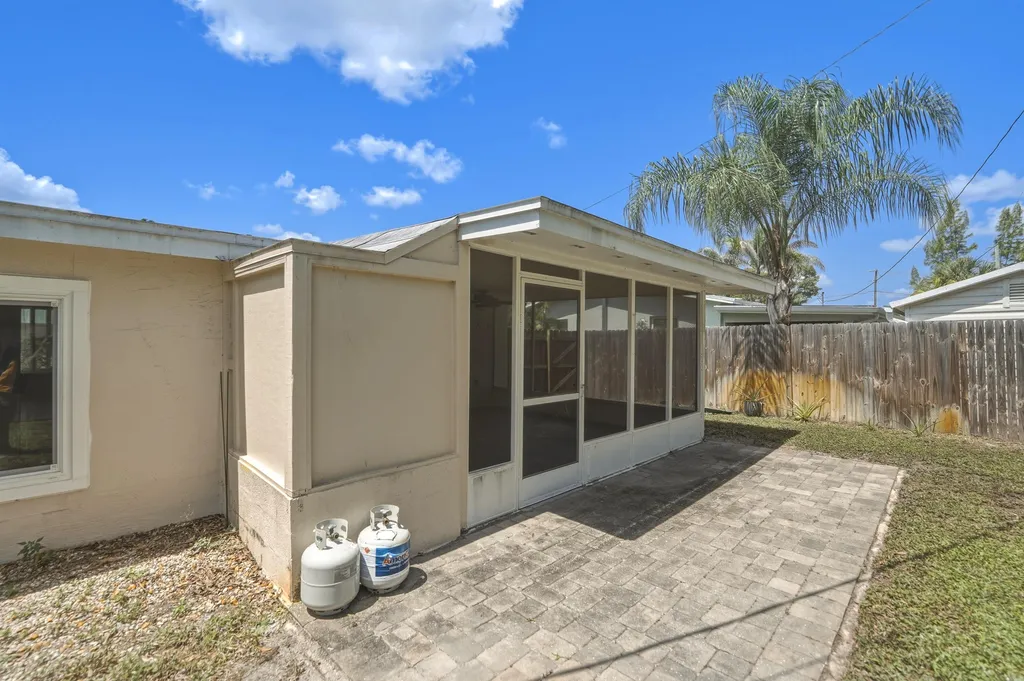 1956 SW 1st Place SW Vero Beach FL 32962