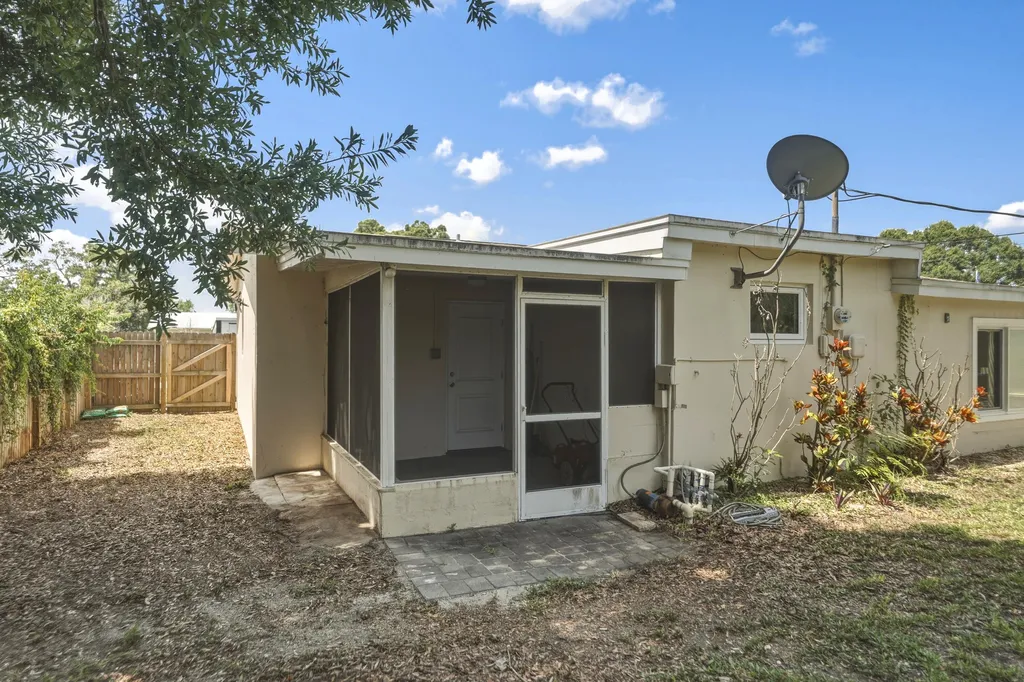 1956 SW 1st Place SW Vero Beach FL 32962