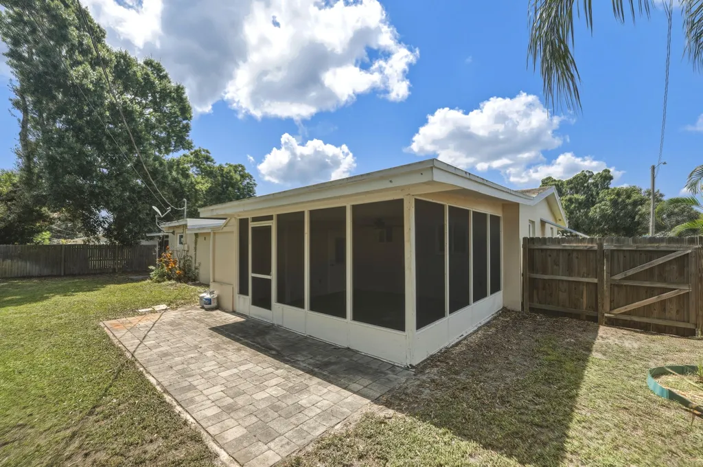 1956 SW 1st Place SW Vero Beach FL 32962