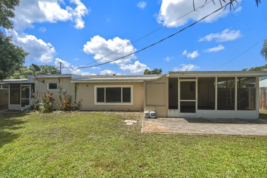 1956 SW 1st Place SW Vero Beach FL 32962