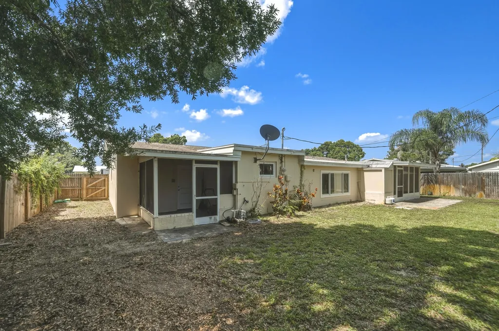 1956 SW 1st Place SW Vero Beach FL 32962