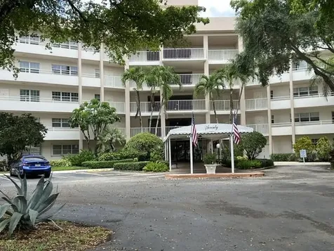 3800 Oaks Clubhouse Drive Pompano Beach FL 33069