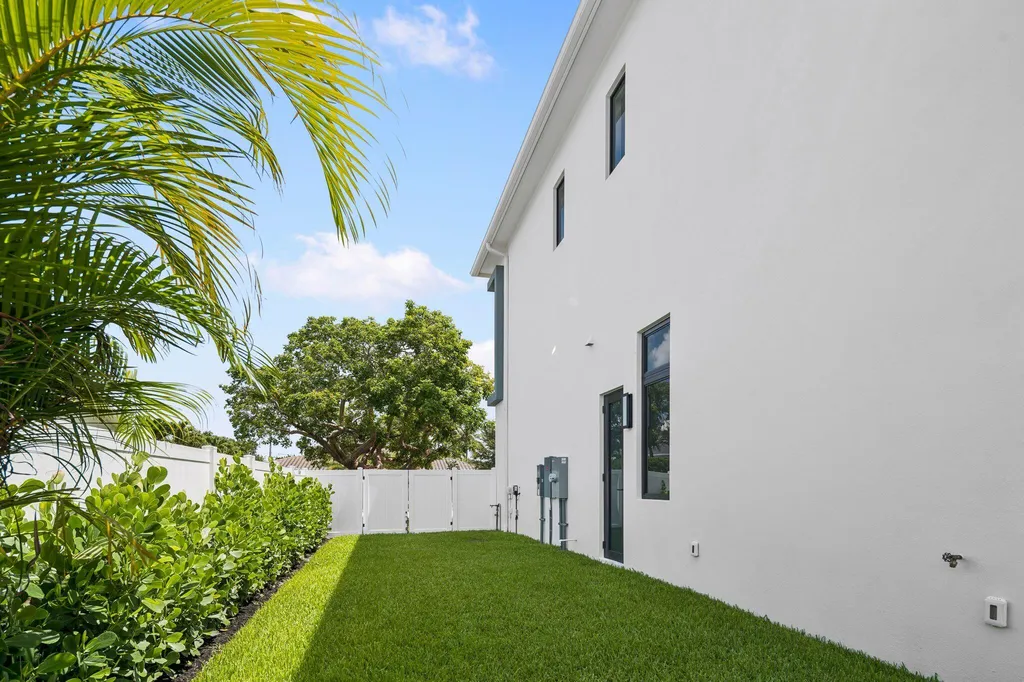 1040 NW 6th Terrace Boca Raton FL 33486