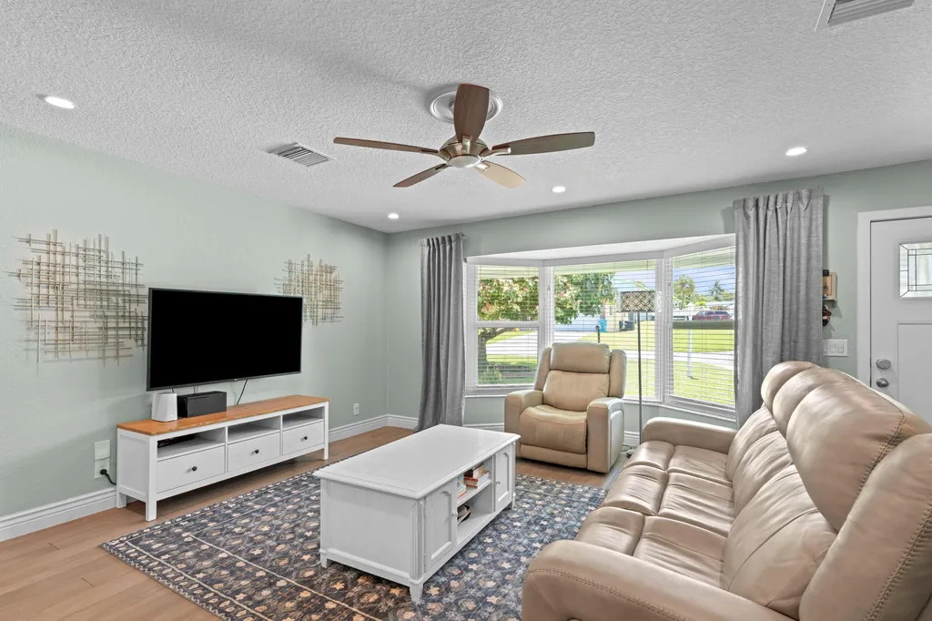 2890 SE 1st Court Boynton Beach FL 33435
