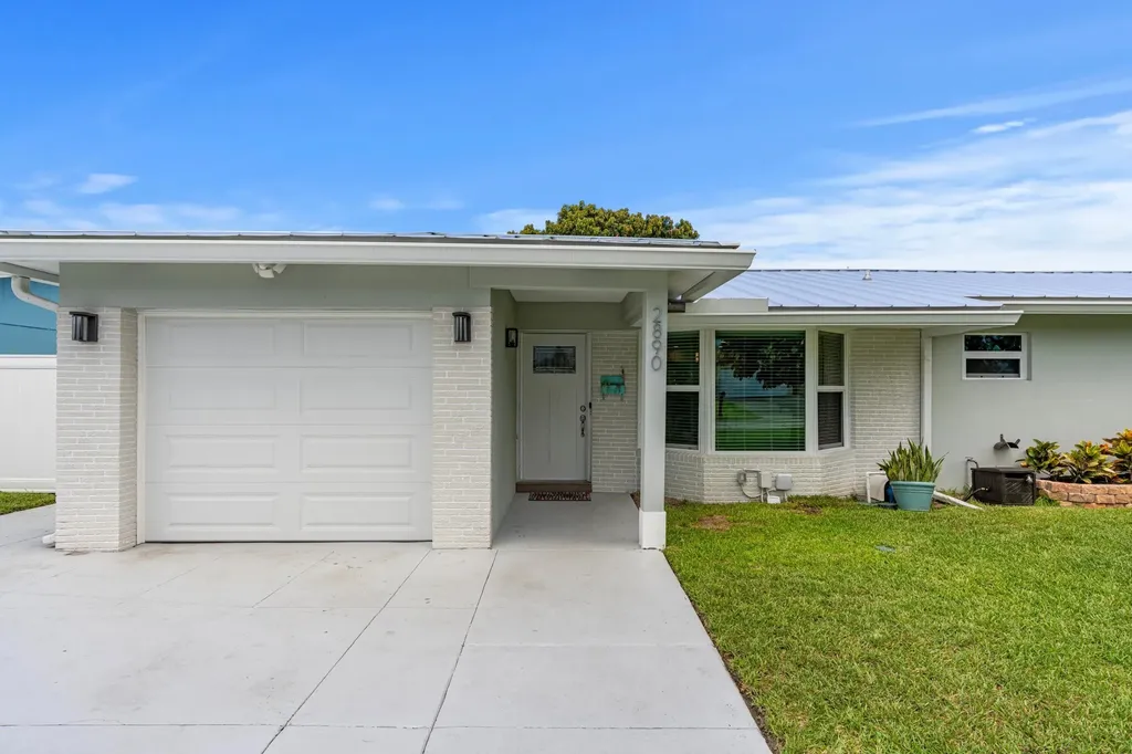 2890 SE 1st Court Boynton Beach FL 33435