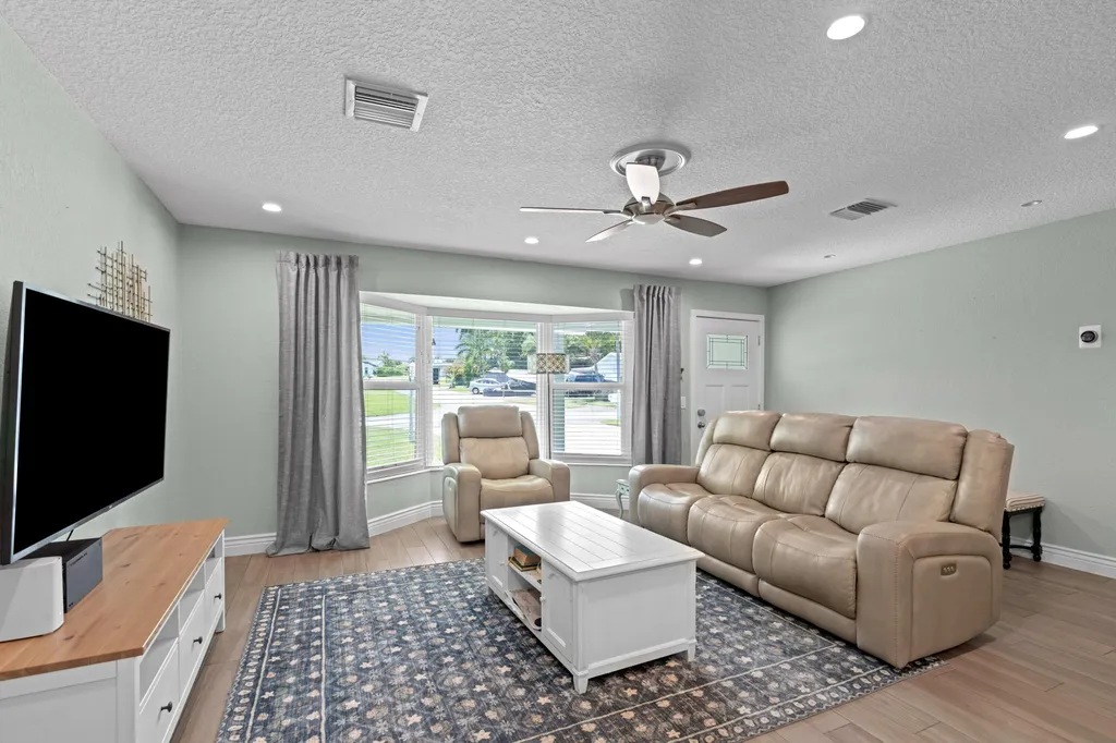 2890 SE 1st Court Boynton Beach FL 33435