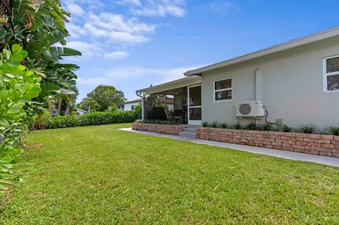 2890 SE 1st Court Boynton Beach FL 33435