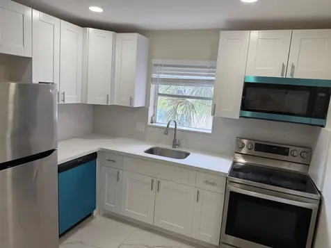 841 NW 39th Street Oakland Park FL 33309