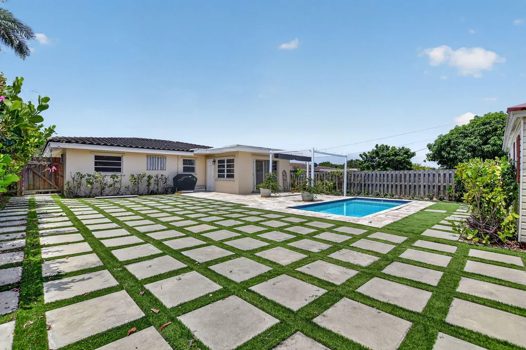 421 SW 2nd Street Boca Raton FL 33432