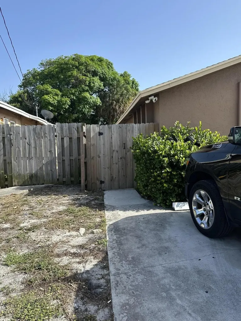 641 W 9th Street Riviera Beach FL 33404