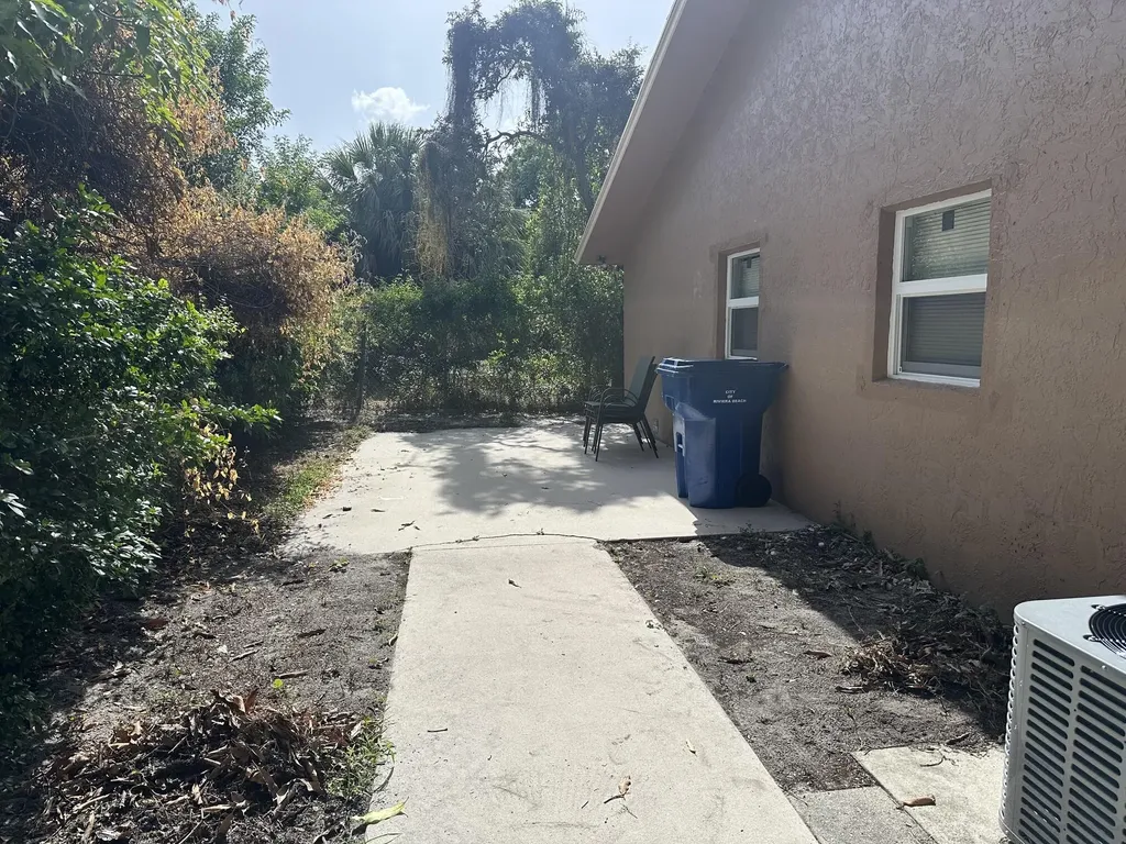 641 W 9th Street Riviera Beach FL 33404
