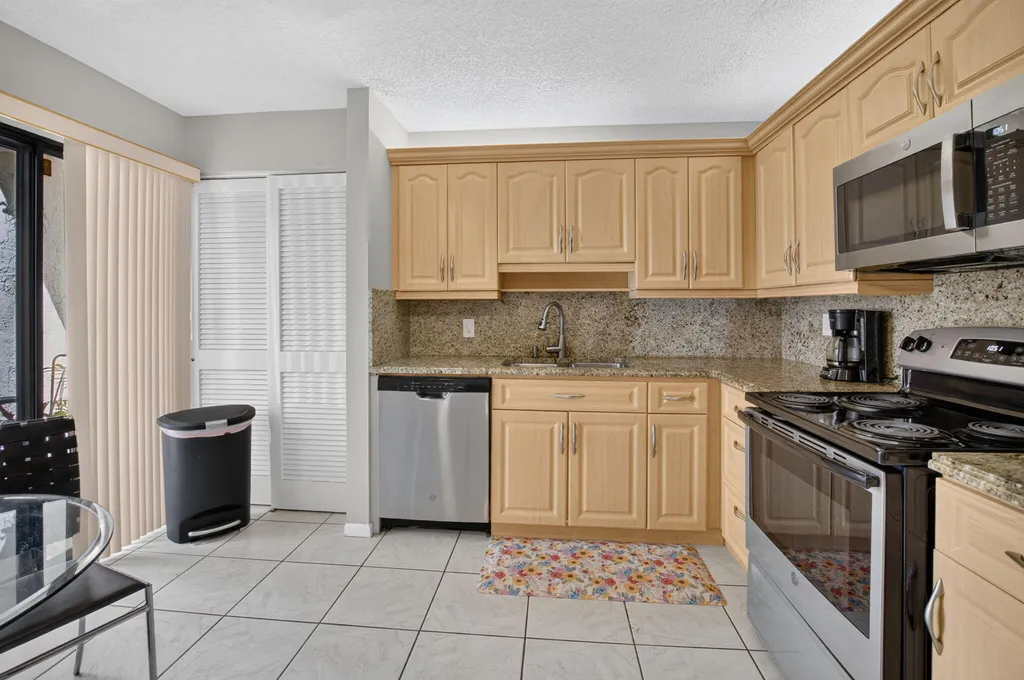 7473 Glendevon Lane Delray Beach FL 33446
