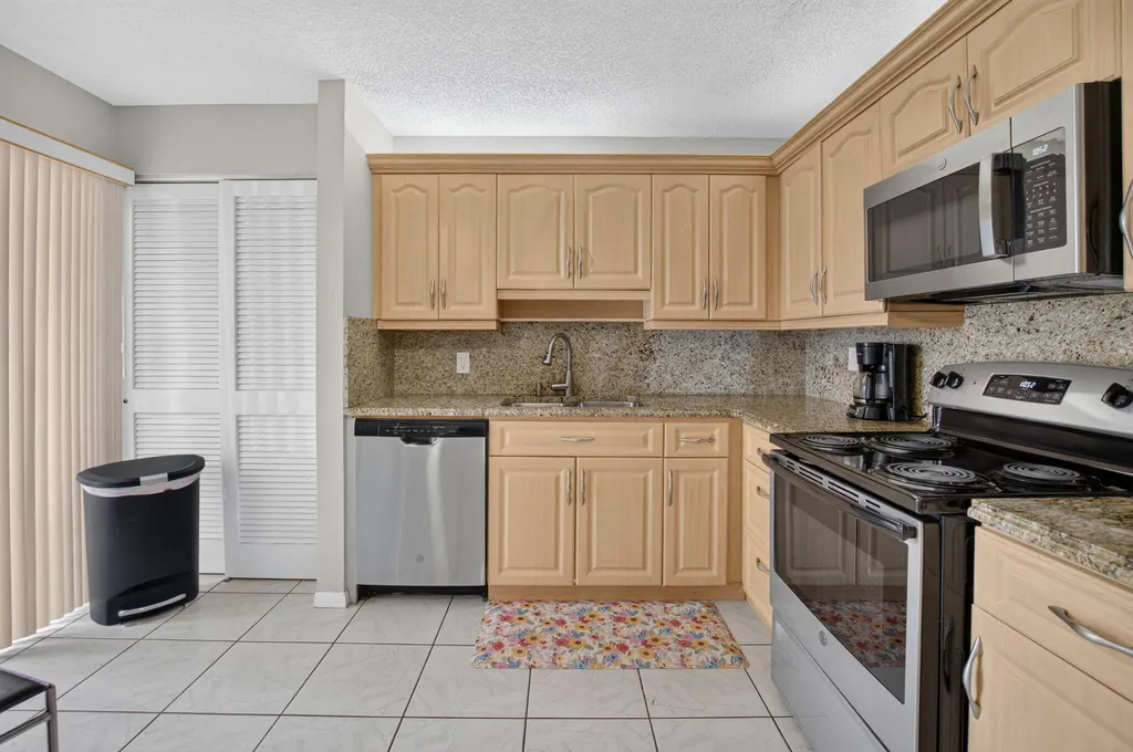 7473 Glendevon Lane Delray Beach FL 33446