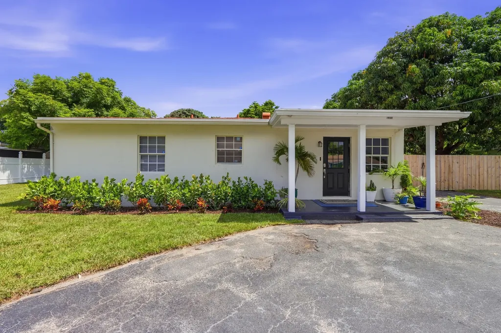 1900 Carissa Road Lake Clarke Shores FL 33406
