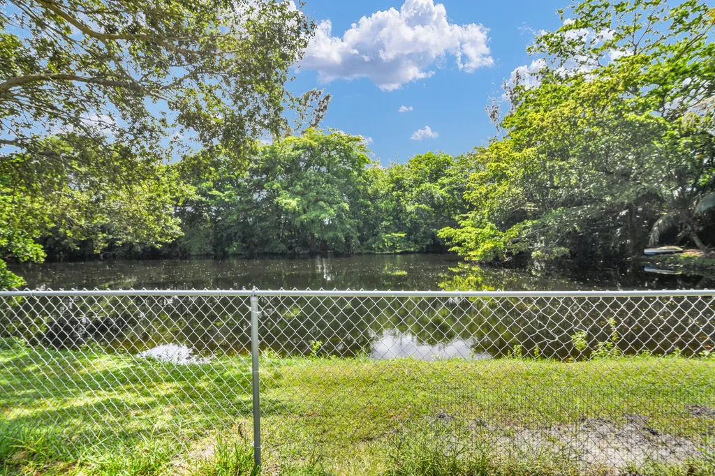 3930 NW 79th Way Davie FL 33024