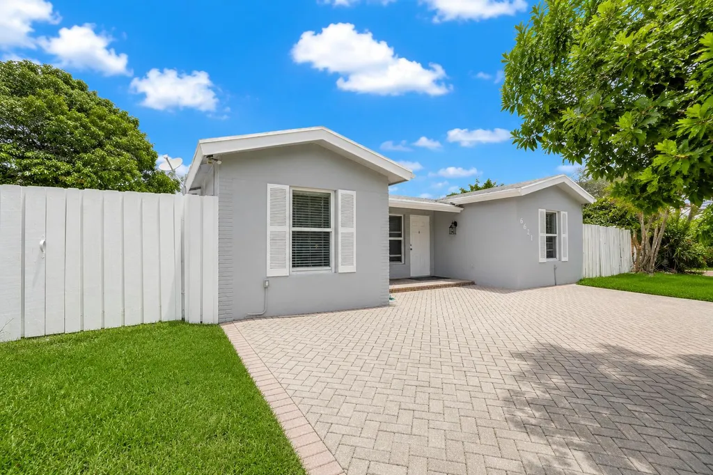 6621 Perry Street Hollywood FL 33024