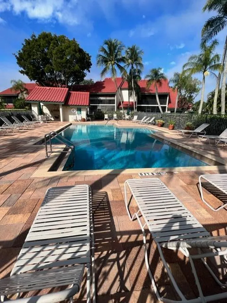 25 Lexington Lane W Palm Beach Gardens FL 33418