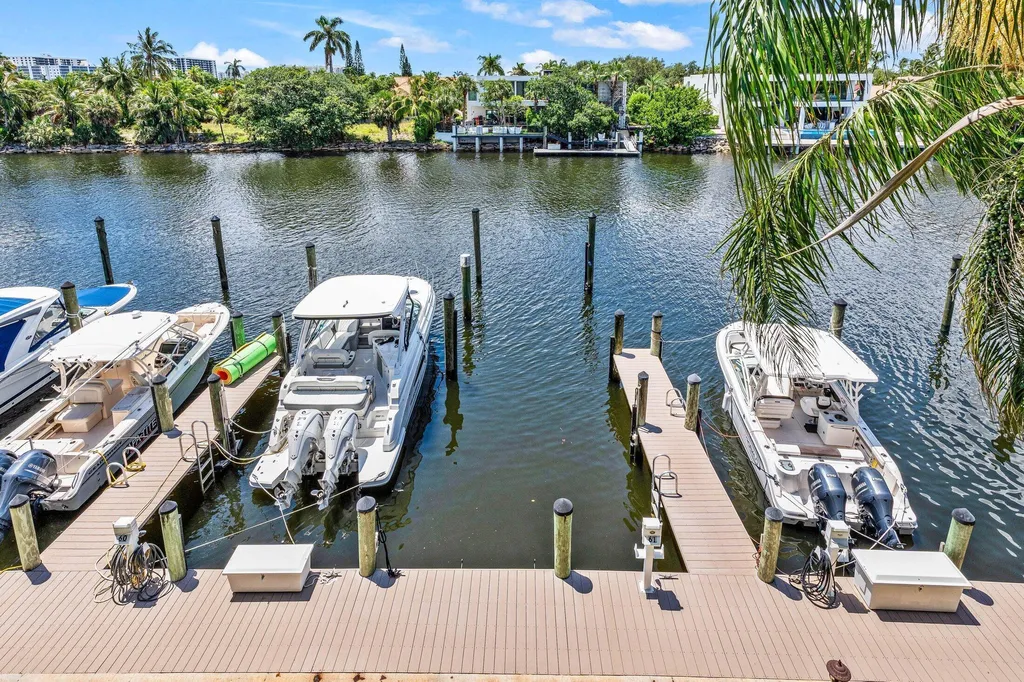 210 Captains Walk Delray Beach FL 33483